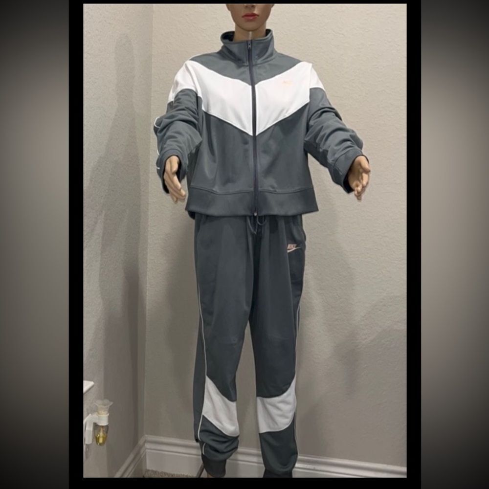 NWOT Nike-Sweat suit in excellent condition.